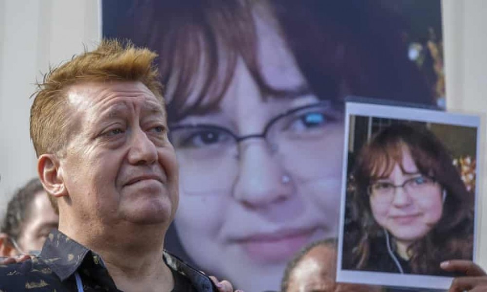 Fată de 15 ani, împușcată mortal de poliție în cabina de probă a unui mall